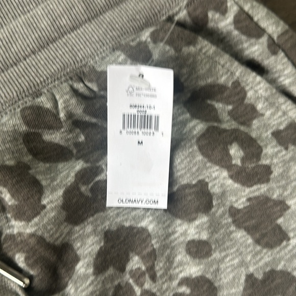 Old Navy-New with tags-Women’s leopard sweatpants - Picture 3 of 5